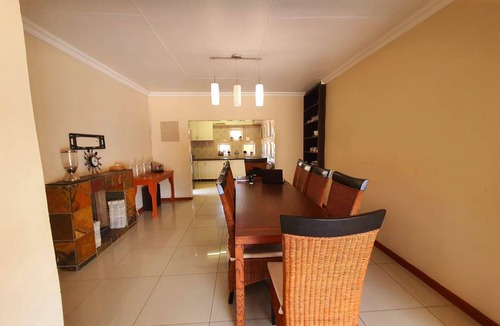Mahikeng Cabin | Double Room in cosy Guesthouse, one of the select guesthouses in Mahikeng !
