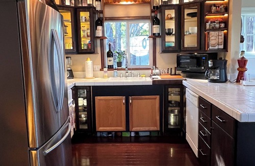Napa House | Downtown Luxury Retreat: Private Cinema, Custom Bar, Cave Tasting, pet stay free