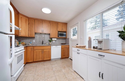 Downtown Apartment | Downtown Menlo Park · 2BR + Workspace · Stanford
