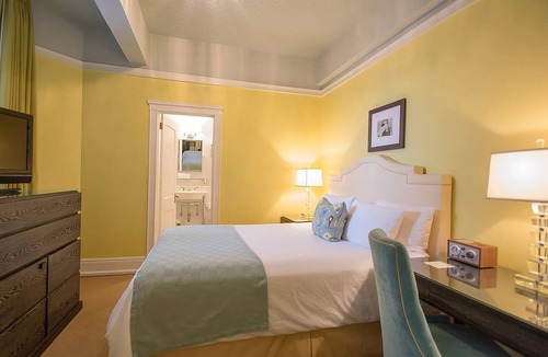 Goose Hollow Hotel | Downtown Retreat | Pet Friendly | Close to Powell's City of Books - 0.4 mi