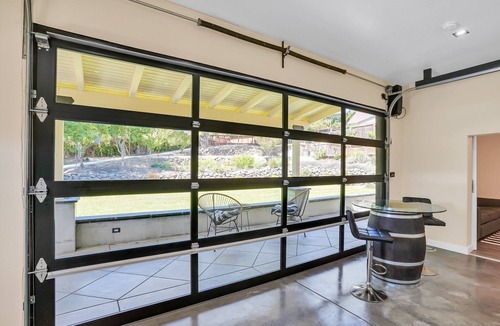 Pleasant Hill Apartment | Dramatic and Unique Industrial Door Blurs The Boundaries Between Inside and Out