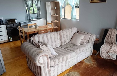 Bluff Cabin | Dream View Cabin 3 minutes to Anstey's beach sleeps 4-6 guests. Pet-unfriendly.