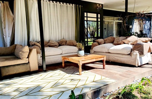 Greater Johannesburg Metropolitan Area Villa | Dream Villa 'Maison de Ky' in Sandton Sleeps 14 free WI-FI pool tennis court