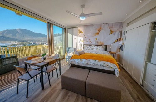 Pringle Bay Cabin | Dreamview Lodge @ The Butterfly Villa in Pringle Bay with breathtaking views