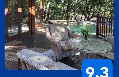 Hazyview Villa | Dreamy 3 bedroom villa on the edge of the Sabie River in Kruger Park Lodge