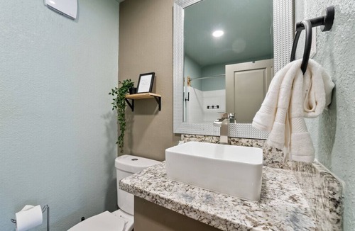 Lakeside Park Bed & Breakfast | Dreamy Queen Bed Getaway on Stateline - Blue Jay Lodge