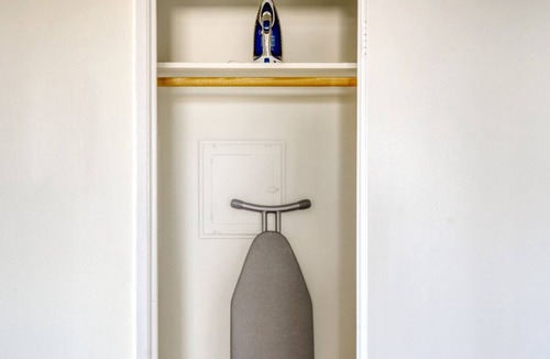 Central San Mateo Apartment | Dreamy San Mateo 2BR w/ W/D, BBQ & Pool, near Caltrain, by Blueground