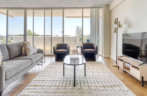 Central San Mateo Apartment | Dreamy San Mateo 2BR w/ W/D, BBQ & Pool, near Caltrain, by Blueground
