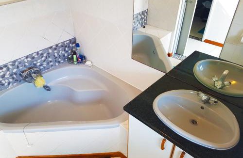 Manaba Beach Apartment | Dumela Margate Flat No 17