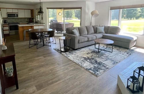 Leavenworth Condo | E-3 Condo-Family-Ensuite with Bath-Golf view