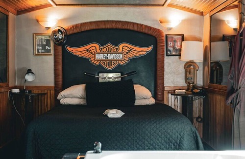 Nice Bed & Breakfast | Easy Rider Railroad Caboose Cabin