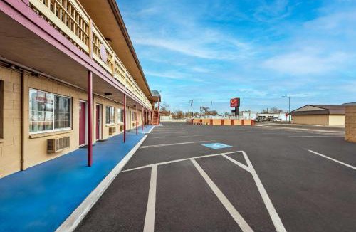 Fallon Cabin | Econo Lodge Fallon Naval Air Station Area