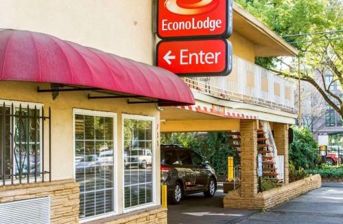 Boulevard Park Cabin | Econo Lodge Sacramento Convention Center