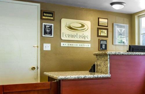 Boulevard Park Cabin | Econo Lodge Sacramento Convention Center