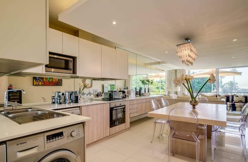 Mouille Point Apartment | Elegant Apartment at the Waterclub (Amani Views)