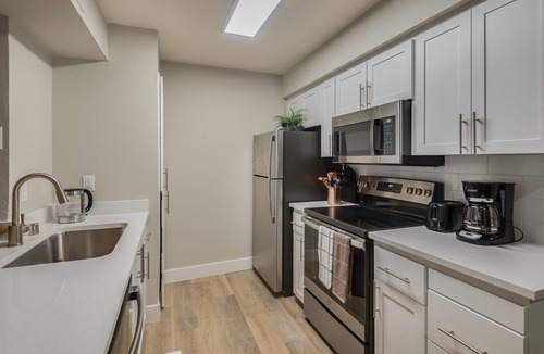 Roseville Apartment | Elegant Apartment Home - Excellent For Long Stays