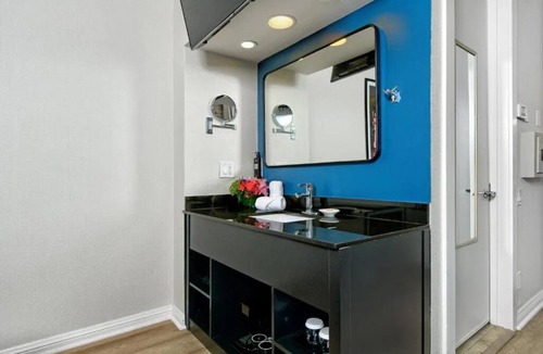 South Beach Hotel | Elegant City View Suite in Historic Boutique Hotel Griffon in San Francisco
