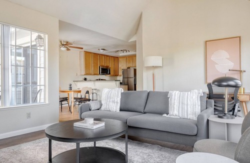Foster City Apartment | Elegant Foster City 2BR w/Gym, 2 Pools & W/D, near VISA, by Blueground