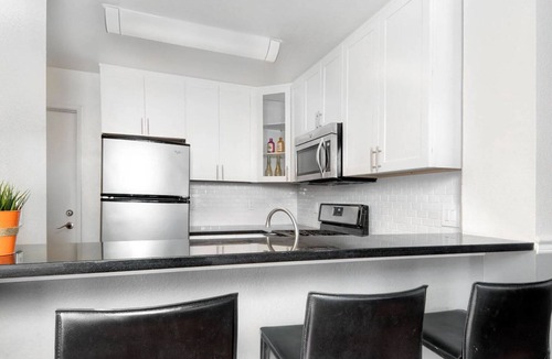 Foster City Apartment | Elegant Foster City 2BR w/Gym, 2 Pools & W/D, near VISA, by Blueground