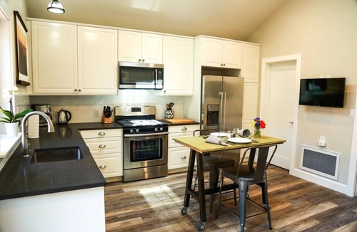 Freestone House | Elegant guest house within walking distance to fabulous downtown Sebastopol