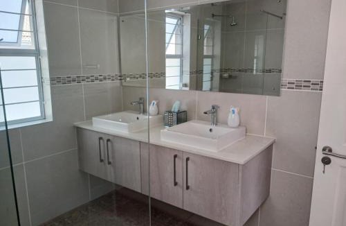 Kraaifontein House | Elegant & Modern Home near Cape Winelands