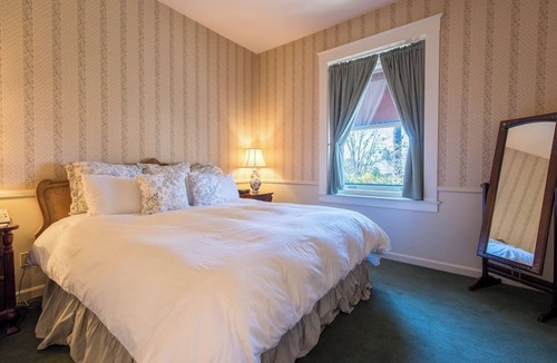Santa Rosa Hotel | Elegant Suite Near Charles M. Schulz Museum – Perfect for Couples + Wine Lovers