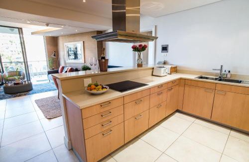 Victoria and Alfred Waterfront Apartment | Elegant Waterfront Apartment with No Loadshedding