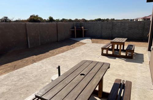 Moses Kotane House | Elephant House, 2 bedroom House, Next to Pilanesberg and Sun City