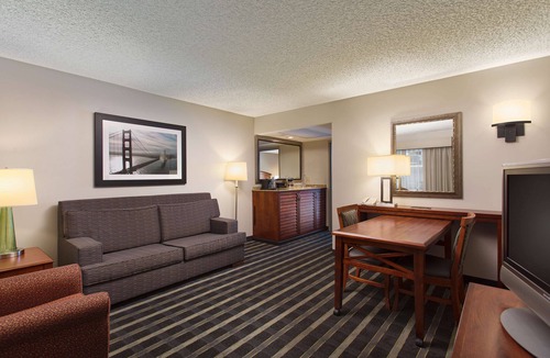Burlingame Hotel | Embassy Suites by Hilton San Francisco Airport Waterfront