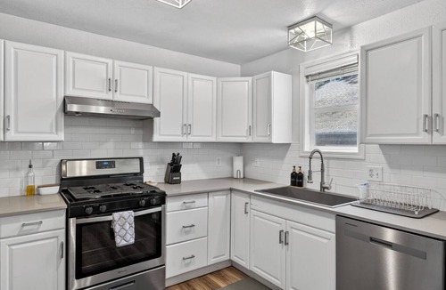 Sierra Tract House | Emerald Heights - 2 Living Rooms, 3 Queen Bedrooms, Crib + Pac N Play, Furnished Deck with Grill