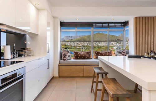 Mouille Point Apartment | Emerald Horizon Mouille Point - Views & Location