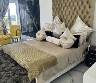 Humewood Apartment | Emerald Suite Summerstrand