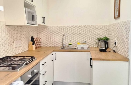 Wynberg Cottage | En-Suite private cozy modern self-catering cottage.
