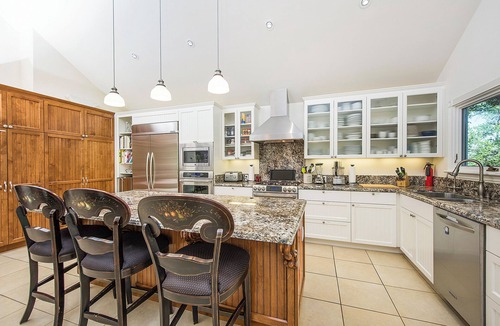 Healdsburg House | Enchanting Riverstone Retreat Healdsburg for 12, pool, firepit, 5 min downtown