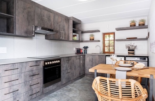Stellenbosch Apartment | Enjoy the privacy of your own wood fired hot-tub, barbecue & breathtaking views.
