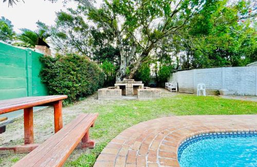 Beacon Bay House | Entire House in Beacon Bay - Family or Group Retreat - Swimming Pool - Multiple Braais