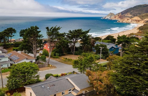 Montara House | Entire Ocean View Home – Walk to the Beach, Trails, Restaurants & More