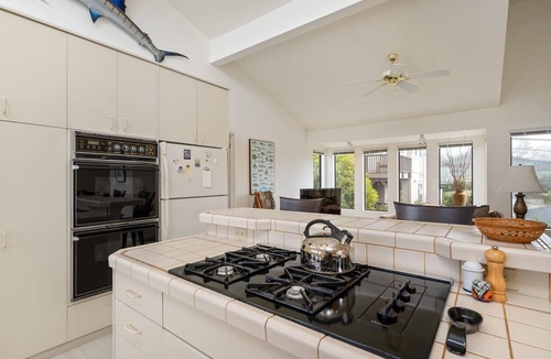 Park Hill House | Escape to this monthly, ocean-view rental on Park Hill!