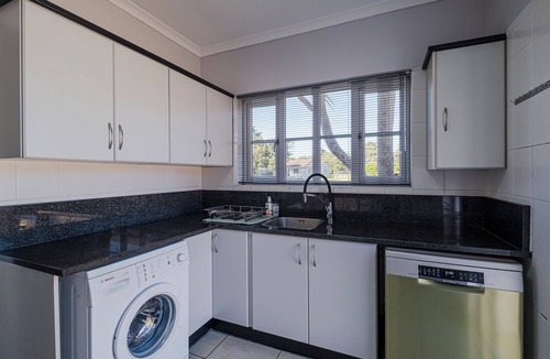 Port Elizabeth Villa | Exclusive villa with pool, tennis court and beautiful garden in natural setting