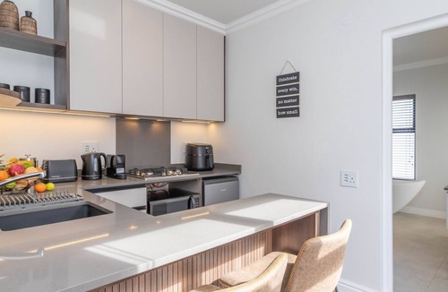 Westcliff Cottage | Executive 1-bedroom cottage in Hermanus with AC and kitchen.