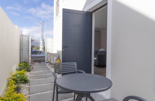 Westcliff Cottage | Executive 1-bedroom cottage in Hermanus with AC and kitchen.