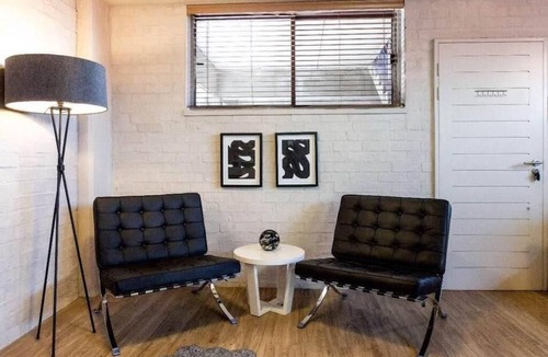 Salt River Apartment | Executive Studio + Free Parking + Street Art Murals near Woodstock Craft Markets