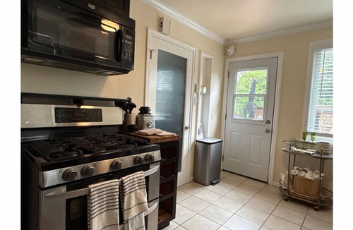 Central San Mateo House | Executive Style Home w/Sun Deck & Pull Out Couch