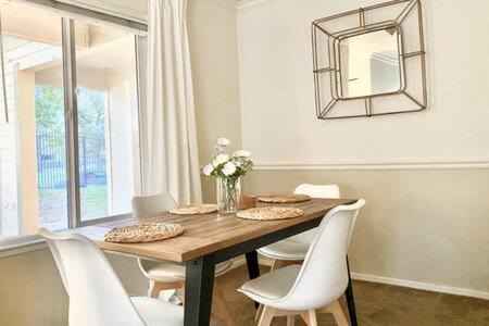 South Natomas Apartment | Experience Sacramento with Tranquil Lakeside Views
