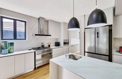 Newlands House | Exquisite Family Retreat: Luxury Villa Pool