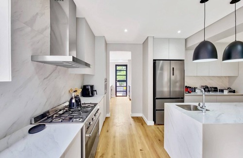 Newlands House | Exquisite Family Retreat: Luxury Villa Pool