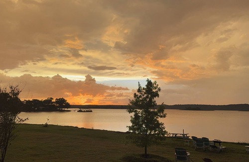 Bluff Dale Cabin | Fabulous family friendly-3-bedroom cabin within minutes of Stephenville and TSU