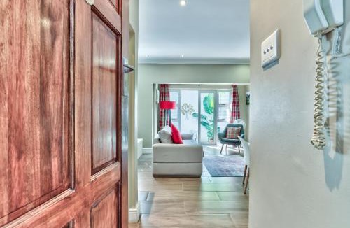 Three Anchor Bay Apartment | Fairmile on Main