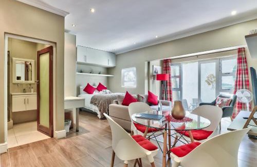 Three Anchor Bay Apartment | Fairmile on Main