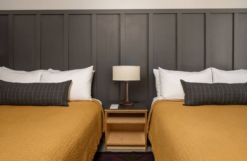 Lakeside Park Hotel | Familly Rooms | Pets are Welcome | 5 Relaxing Rooms | Lake Tahoe Retreat